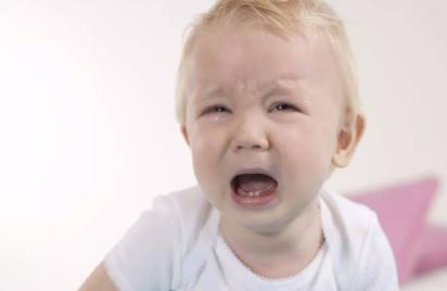 宝宝哭时，宝妈该不该哄呢？处理不当会宠坏宝宝哦！