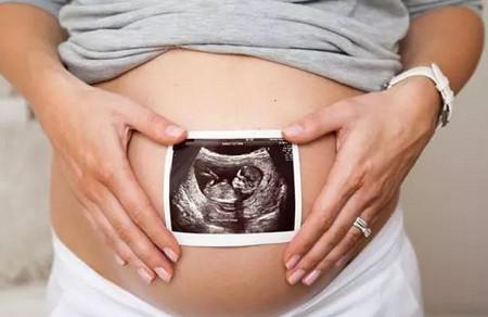 孕妇难产时，亲妈说一定保孩子？