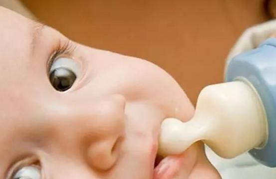 宝宝吃母乳也有吃腻的时候，趁机断奶恰恰好！
