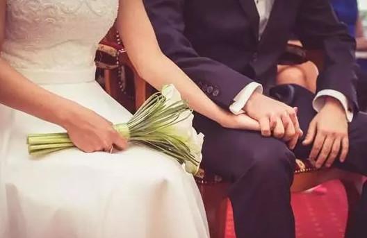 男子进产房陪老婆生产......医生护士都感动了