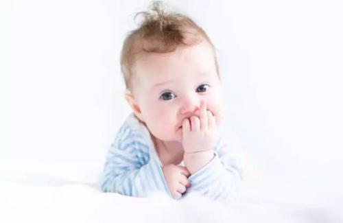 宝宝吃手的危害 长时间吃小手，危害多多！