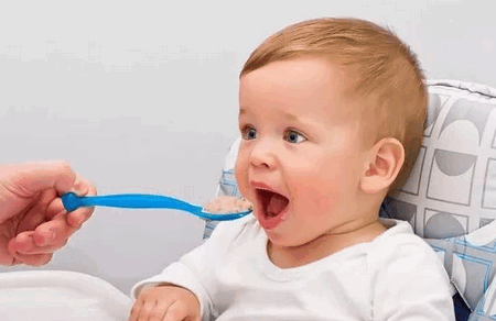 孩子挑食偏食不吃饭？两个游戏让宝宝自己拿起餐具！