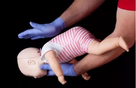 如果宝宝误吸、噎住、呛到该如何正确的处理？
