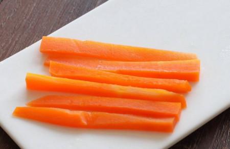 宝宝八个月左右，就可以尝试手指食物了（附各阶段性状）