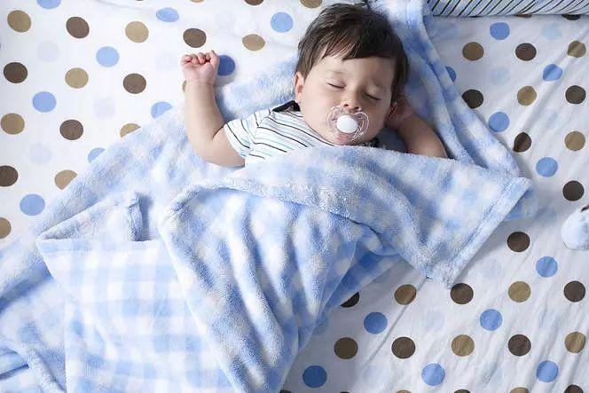 担心宝宝睡觉“投降手”怕受凉，一招教你搞定！