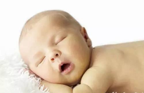 如果宝宝睡觉时发出了这个声音，妈妈们可就要提高警惕了！