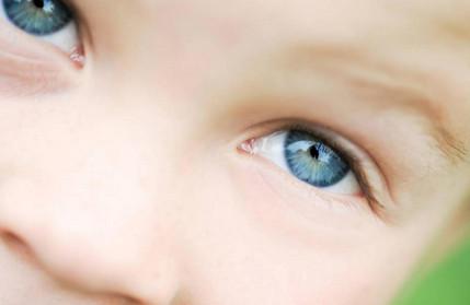 宝宝娇嫩的眼睛该如何保护？小心危害宝宝眼睛的8种错误做法