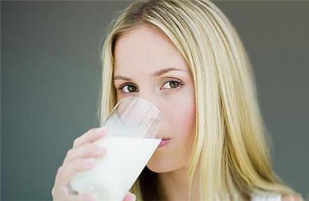 女性睡前喝牛奶会胖吗 晚上喝牛奶真的会发胖吗？