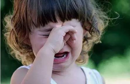 孩子哭闹，父母别再只会说“闭嘴”了！