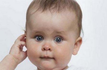 宝宝耳朵流黄水是怎么了？