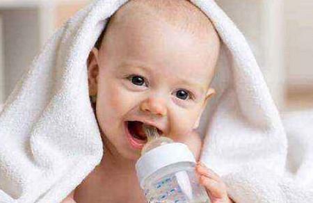 宝宝要多喝水，喝热水？真的是这样吗？