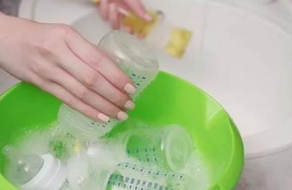 八成父母洗奶瓶方法是错的！你知道正确洗奶瓶方法吗？
