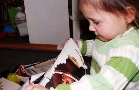 宝宝总喜欢撕纸怎么办？聪明的家长是这样做的！