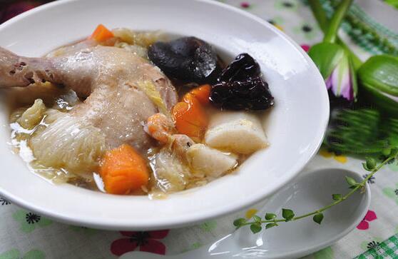 白菜山药炖鸡汤 好喝又暖胃的滋补汤品