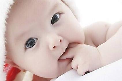 一月睡，二月哭，那么三个月的宝宝要做什么呢？