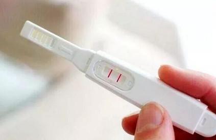 产妇不到30分钟生下男孩，老公说了这句话，她提出离婚！