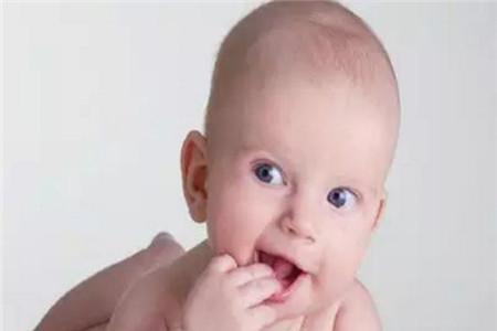 宝宝身上一层白色的是什么东西 这个物质你认识吗