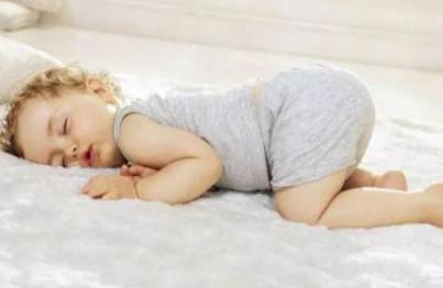 新生婴儿睡觉姿势：到底怎么睡才更好呢？