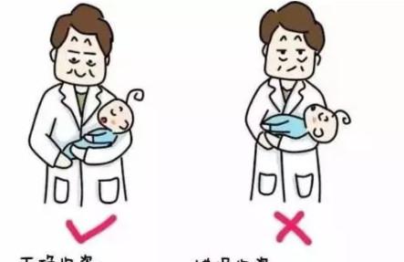 这样抱宝宝，小心宝宝将来驼背、高低肩！