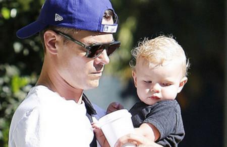 实力奶爸如何养成？学会外国老爸带娃不哭技巧