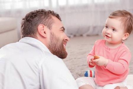 用肢体语言表达爱，让孩子在爱抚中成长