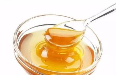 多大的宝宝可以吃蜂蜜？蜂蜜真的能预防便秘吗？