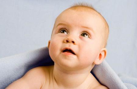 这8个原因会导致宝宝头发稀少、发黄，甚至是枕秃