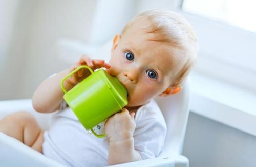 怎么教宝宝用杯子喝水