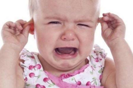 专家解读：宝宝经常用手拍脑袋，还会用头撞墙的原因