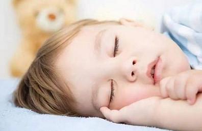小孩睡觉打鼾是种病？该如何治疗呢？