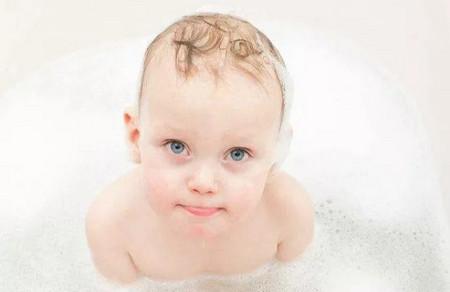 宝宝洗呀洗澡澡，冬天暖暖泡一泡！