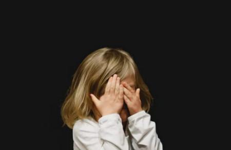 父母的哪些行为容易造成孩子恐惧伤心？