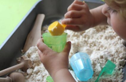 好妈妈胜过好老师，不是让妈妈真的去扮演孩子老师的角色