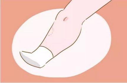 宝宝睡觉该不该穿袜子，这2类宝宝必须穿，不然会冻着他！