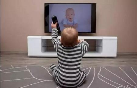 想让孩子自觉地少看电视？快看看你有没有做到这两点！
