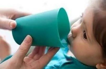 什么时候用水杯喝水？怎样给宝宝选水杯呢？