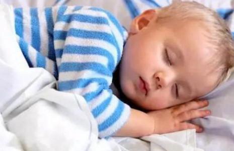 宝宝这个时间入睡，既能长高还能长智力！