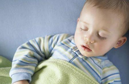 宝宝睡觉时做吮吸动作，是不是该喂奶了？