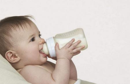混合喂养，宝宝只吃母乳，饿了也不吃奶瓶，该怎么办？
