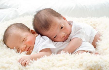 宝宝夜奶操劳老母亲黑眼圈不断加深，如何戒掉宝宝夜奶？