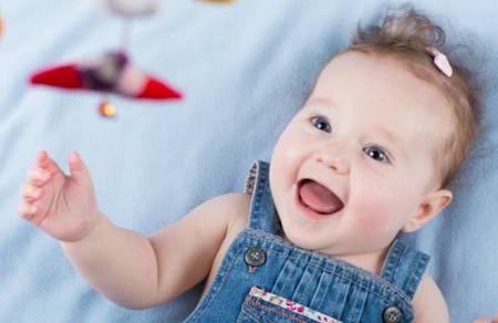 让新生宝宝感兴趣的不光有玩具，还有你的鬼脸！