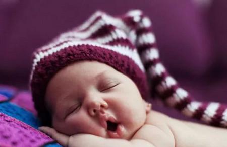 宝宝睡觉时嘴巴总会张开，这正常吗？