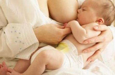 哺乳时，怎么判断宝宝是否吃饱？