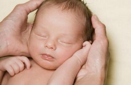 新生宝宝的眼睛要小心呵护，否则影响视力！