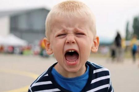 孩子一发脾气就打人怎么办？
