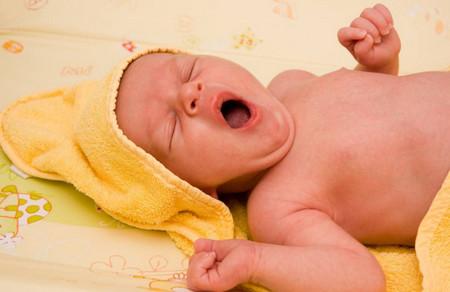 新生儿反复哭闹睡不好，用这招让宝宝睡大觉！