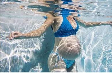 孕妇爱游泳的7大好处，妈妈不但身体健康，顺产更顺利！