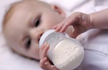 奶粉喂养的宝宝容易便秘？儿科专家这样解释