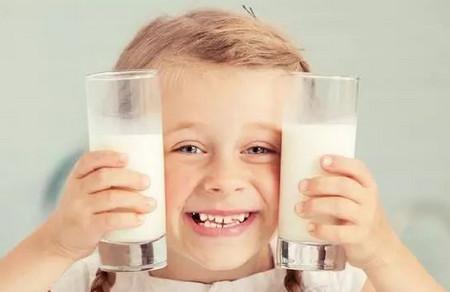 孩子喝牛奶要不要加热？