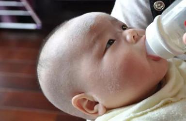 要不要给宝宝喂水？母乳和人工喂养不同！